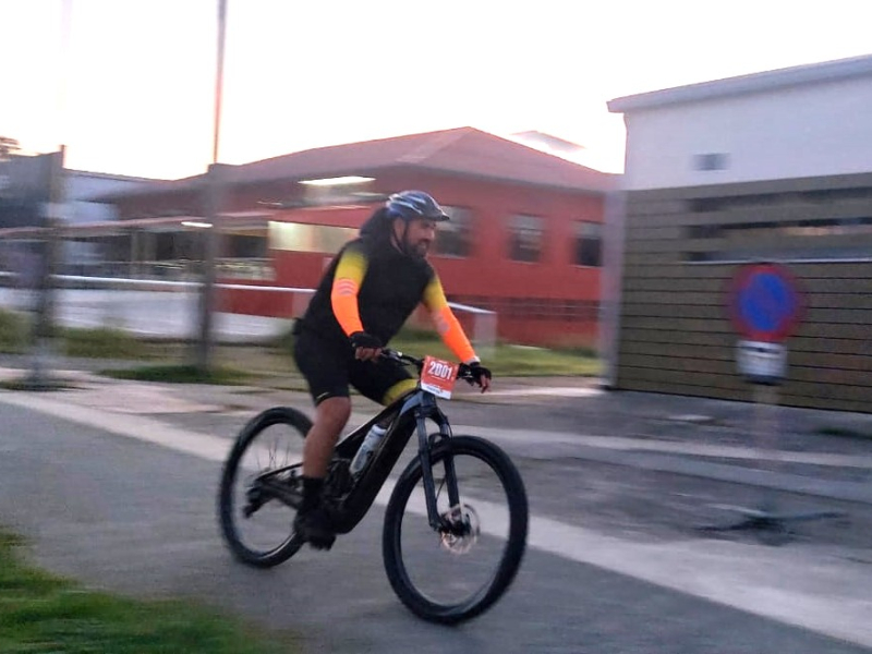 Ibán Santalla, edil de Deportes, fue tercero en e-bike y aquí compitiendo en A Gándara