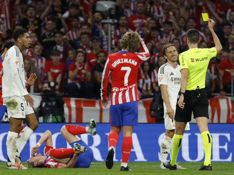 MADRID, 29/09/2024.- El centrocampista croata del Real Madrid Luka Modric (2d) es amonestado durante el encuentro correspondiente a la jornada 8 de LaLiga EA Sports disputado entre el Atlético de Madrid y el Real Madrid en el estadio Civitas Metropolitano de Madrid. EFE/ JJ Guillén