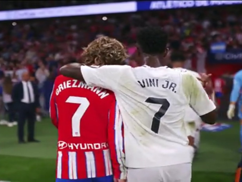 Abrazo Vinicius y Griezmann