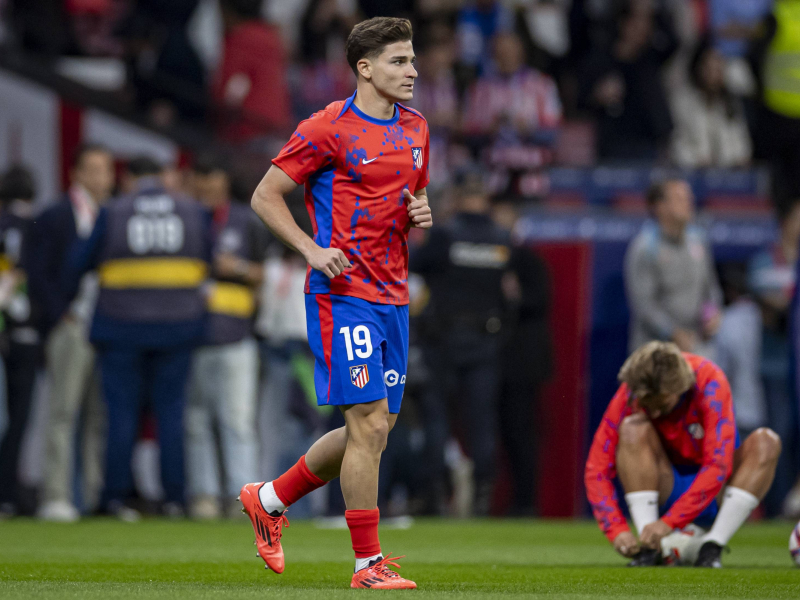 Julián Álvarez y Griezmann, durante el calentamiento del Atlético.