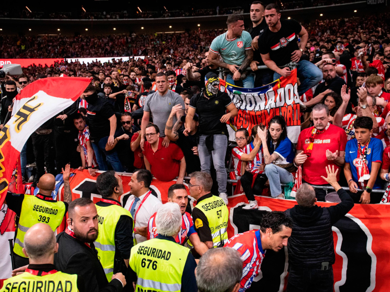 Varios jugadores del Atlético de Madrid hablan con miembros del Frente Atlético