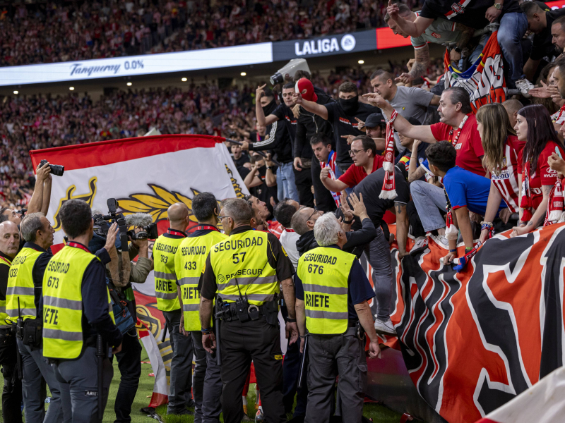 Los ultras del Atlético de Madrid se encaran con la seguridad del Metropolitano.