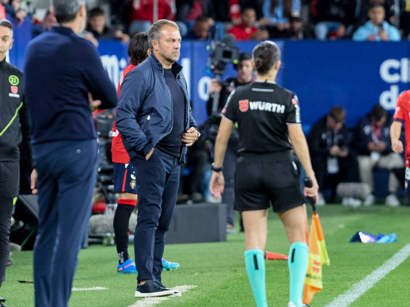 Hansi Flick, durante el Osasuna-Barcelona.