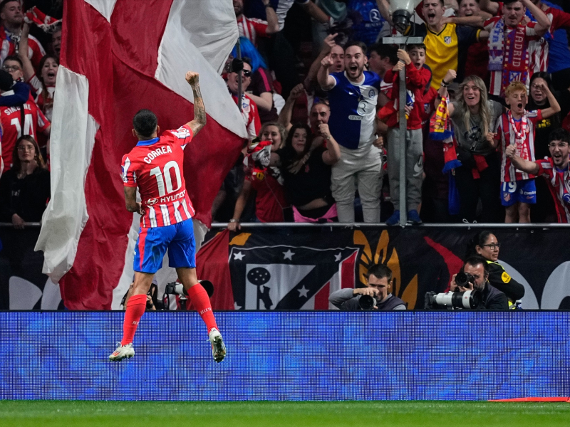 Ángel Correa del Atlético de Madrid celebra un gol durante el partido de fútbol disputado entre el Atlético de Madrid y el Real Madrid