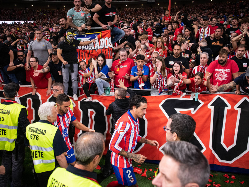 Koke y Giménez se dirigen a sus aficionados del fondo sur.