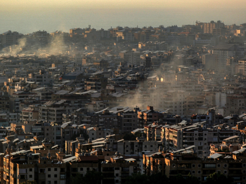 Columnas de humo se elevan tras los ataques aéreos israelíes en varios puntos del suburbio sur de Beirut