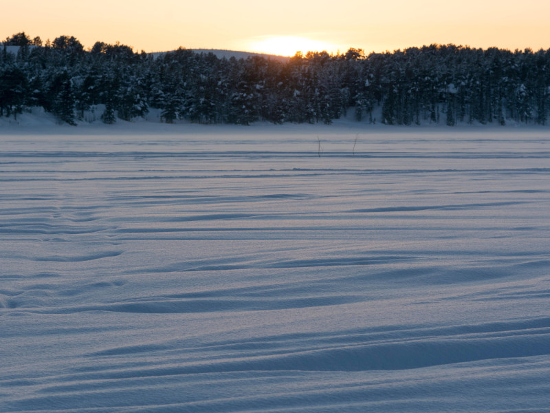 Río Torne congelado en invierno en Jukkasjärvi, Suecia