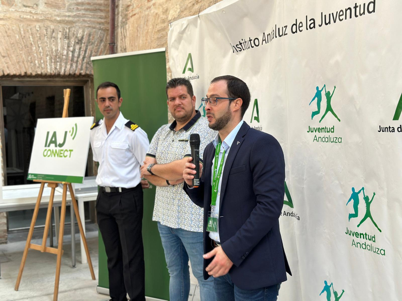 Jóvenes granadinos se interesan por hábitos saludables y medioambiente en Carchuna