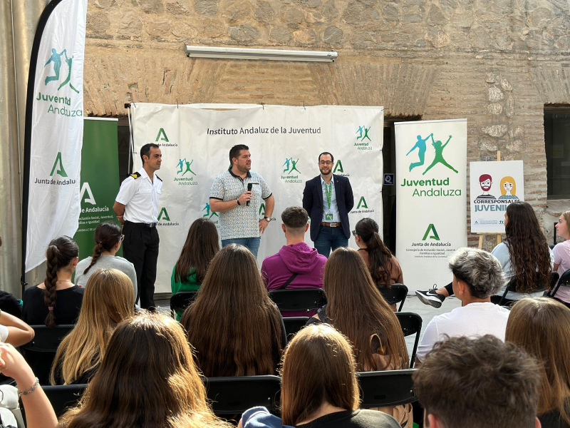 Jóvenes granadinos se interesan por hábitos saludables y medioambiente en Carchuna