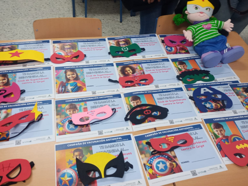 El CEIP Juan Sebastián Elcano de Sevilla entrega a los niños máscaras de superhéroes tras vacunarse contra la gripe