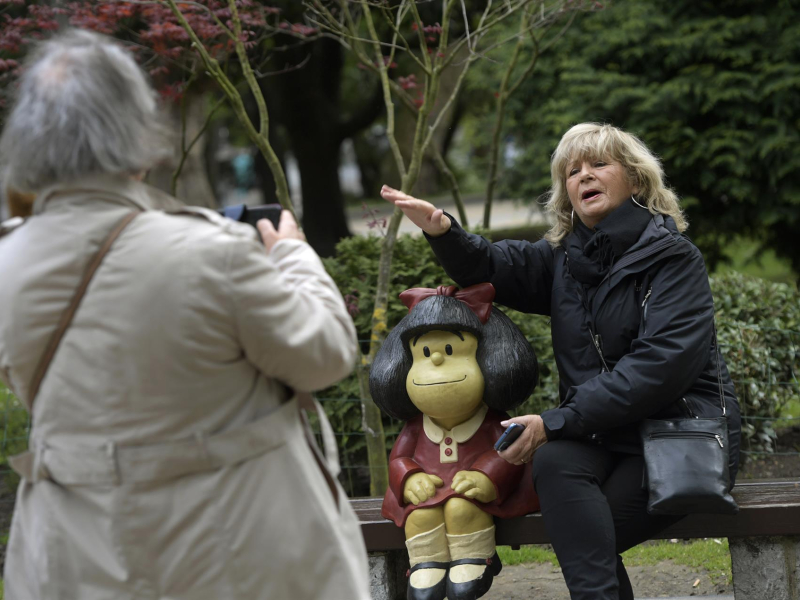 Dos mujeres se sacan una foto junto a la escultura de Mafalda, en Oviedo