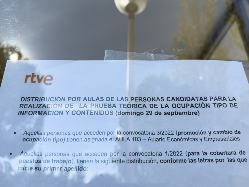 Cartel informativo a la entrada del campus de Somosaguas tras el anuncio de la suspensión de los exámenes de oposición de RTVE