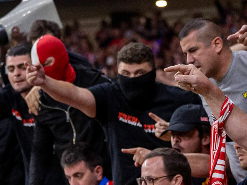 Miembros del Frente Atlético, con pasamontañas tras el lanzamiento de objetos a Courtois en el Estadio Metropolitano