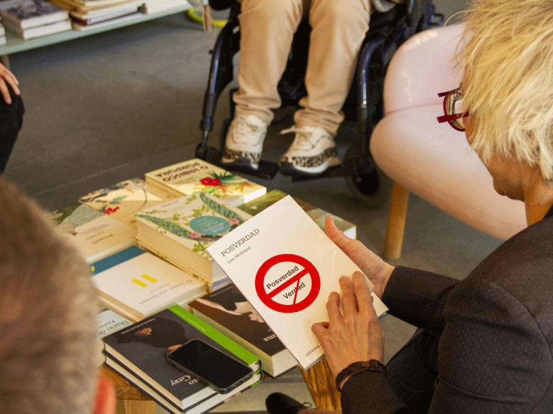 María Valcárcel durante la reunión de uno de los clubes de lectura