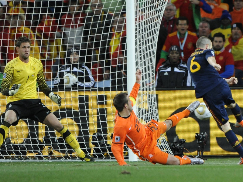 Andrés Iniesta, en el momento del disparo que dio el primer Mundial a España

Image number 06166337 date 11 07 2010 Copyright imago Gribaudi ImagePhoto 11 07 2010 Johannesburg FIFA World Cup 2010 Final Holland orange vs Spain Blue 0 1 n v goal from Andres Iniesta right to 0 1 against Rafael van the Vaart centre and Goalkeeper Maarten Stekelenburg PUBLICATIONxNOTxINxITA Football men World Cup National team international match Johannesburg Final Action shot Vdig xsk 2010 horizontal Highlight