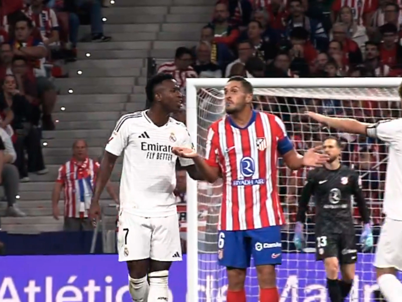 Vinicius y Koke durante el derbi