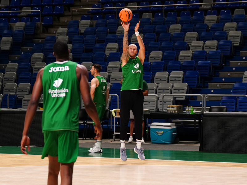 Osetkowski lanza a canasta en el entrenamiento