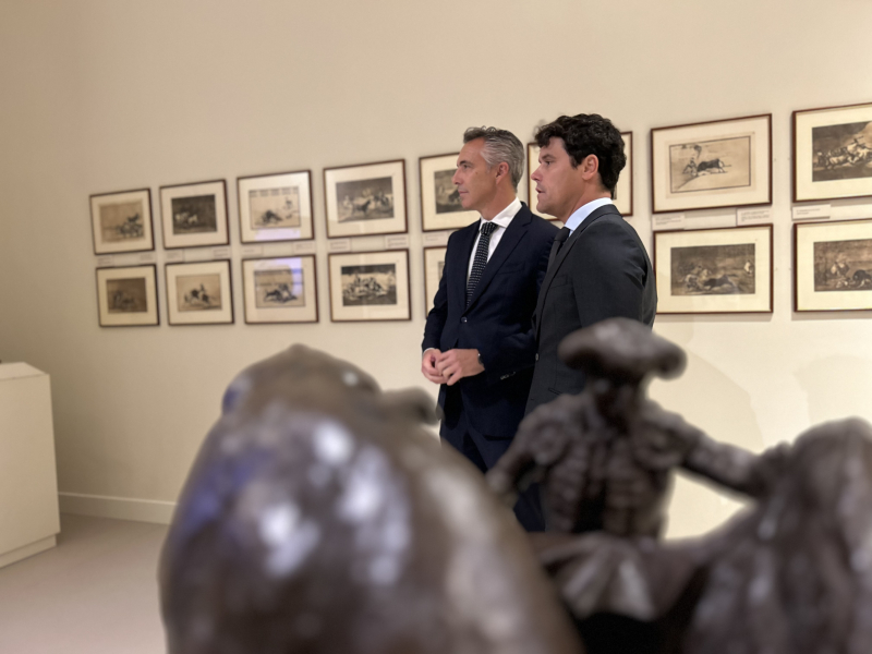 El consejero Carlos Novillo y Miguel Abellán, director gerente del CAT, en el Museo Taurino de Las Ventas