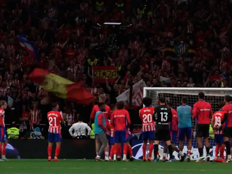 Celebración de los jugadores del Atlético con el Frente tras el derbi