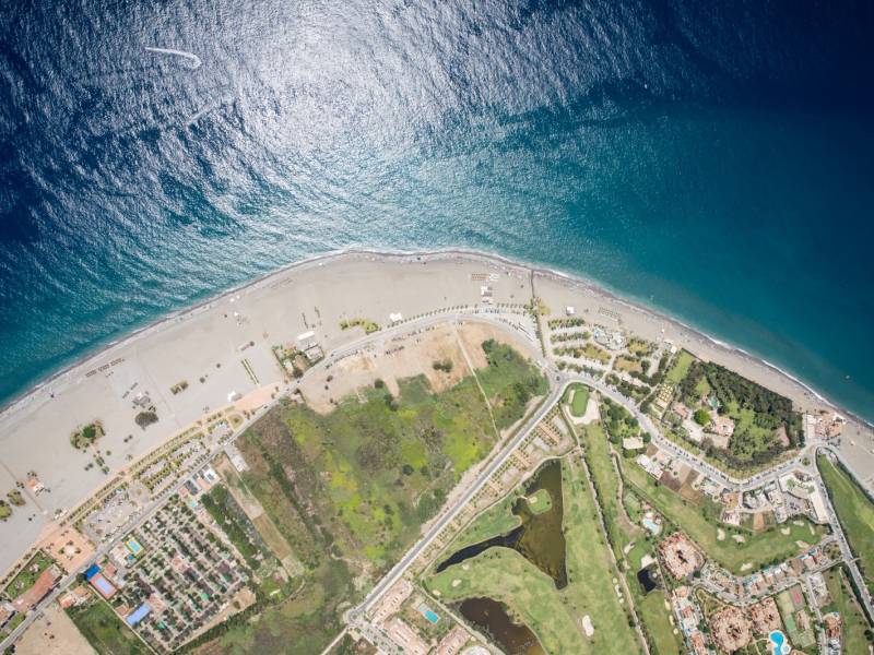 Vista aérea de la Punta del Santo en Playa Granada