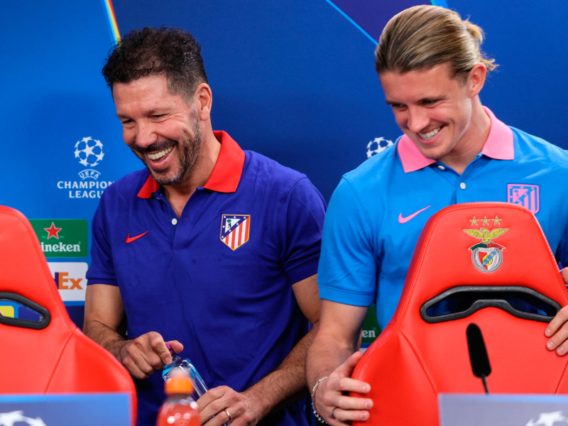 Diego Simeone y Conor Gallagher, juntos en la rueda de prensa previa al Benfica - Atlético de Madrid