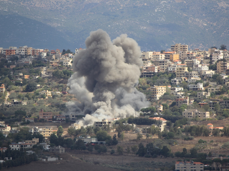 El humo se eleva tras un ataque aéreo israelí en la ciudad de Khiam, en el sur del Líbano