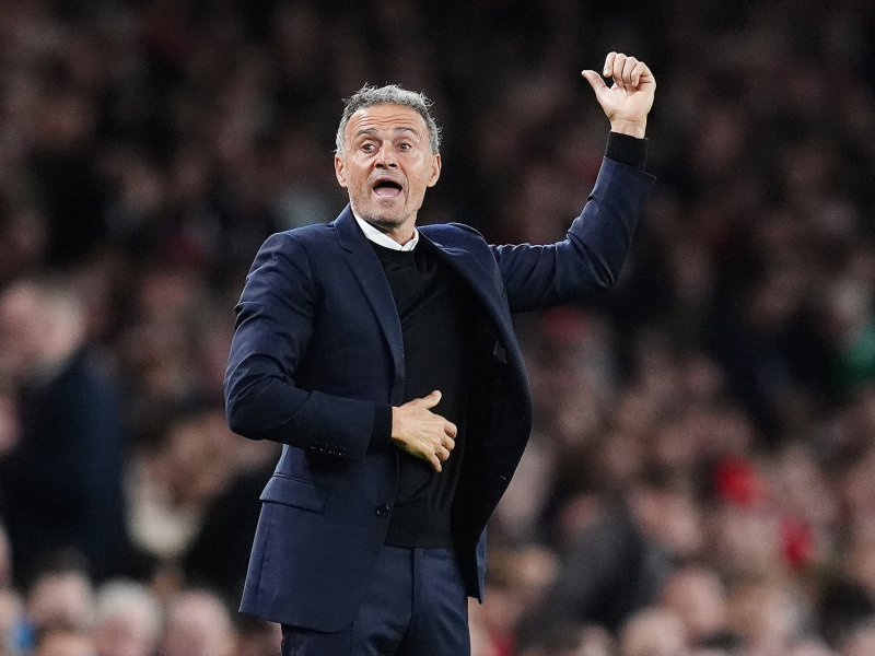 El entrenador del Paris Saint Germain, Luis Enrique, hace un gesto en la línea de banda durante el partido de fútbol de la UEFA Champions League entre el Arsenal y el Paris Saint Germain en el Emirates Stadium