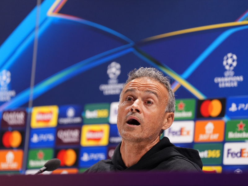 El entrenador del Paris Saint Germain, Luis Enrique, asiste a una conferencia de prensa en el Emirates Stadium, antes del partido de fútbol de la UEFA Champions League del martes contra el Arsenal.