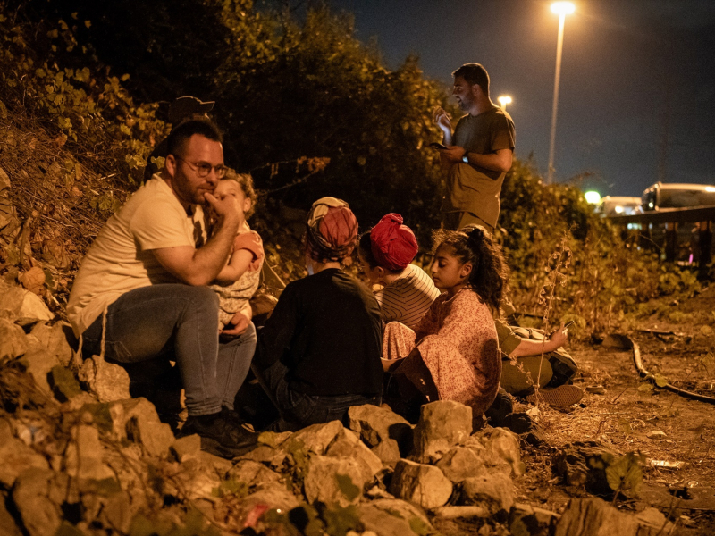 La gente se refugia en una carretera en Tel Aviv, durante una advertencia sobre misiles lanzados desde Irán