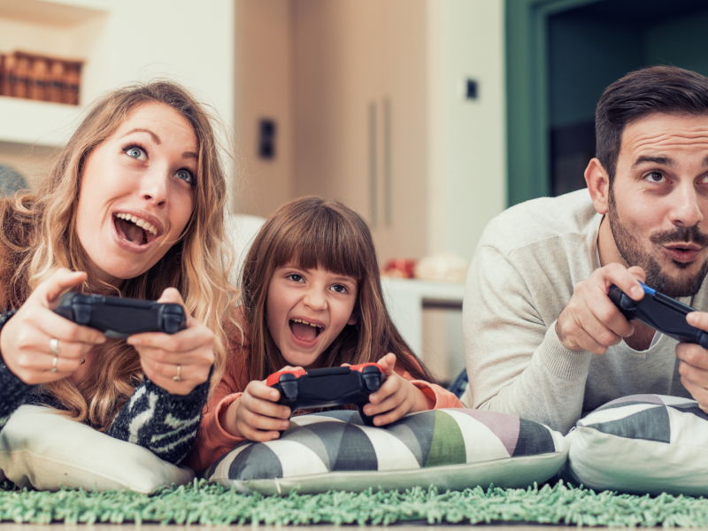 Una familia jugando con videojuegos