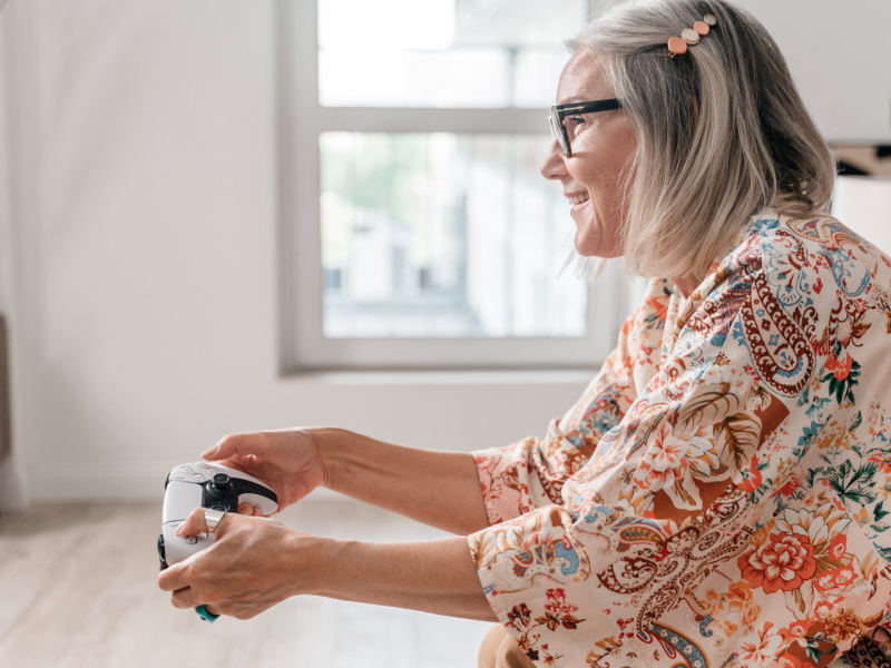 Una persona mayor jugando con un mando de videoconsola