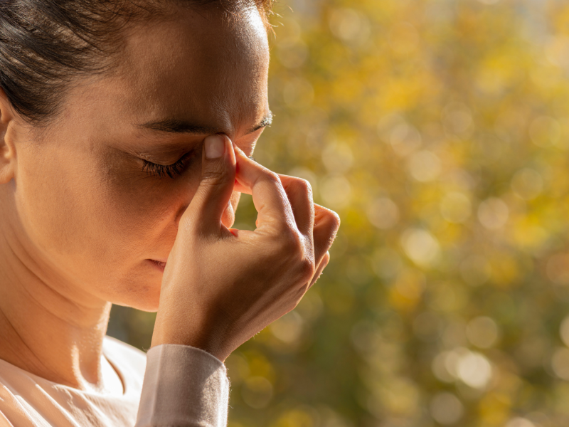 Una joven con dolor de cabeza