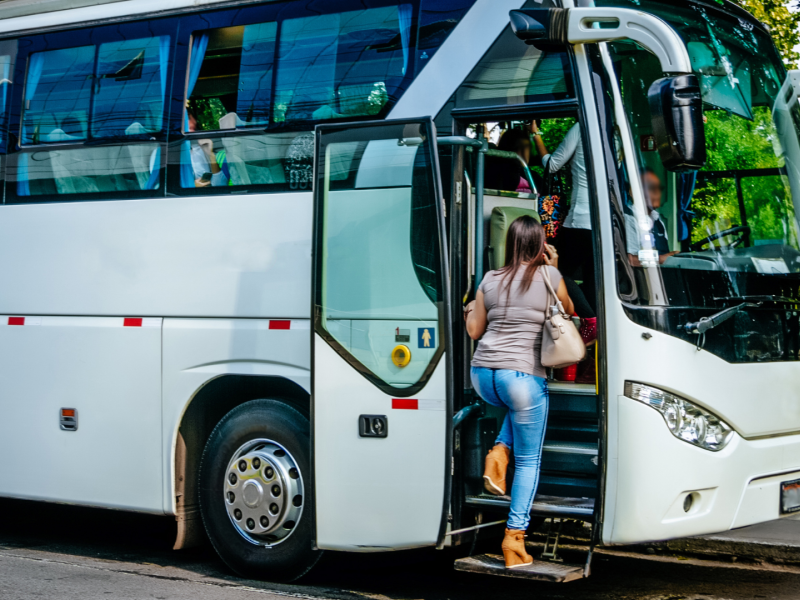 Una persona se sube a un autobús público