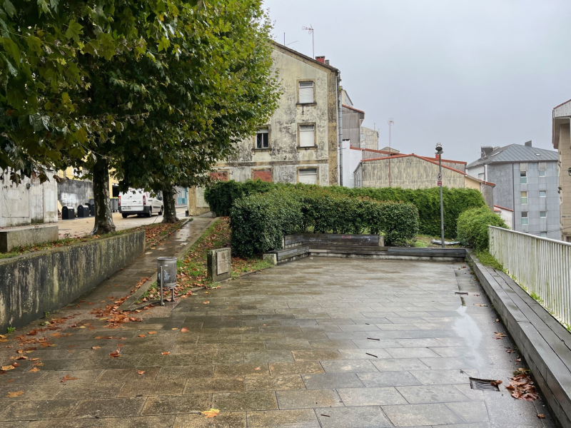 Pequeña plaza en Home Santo donde es frecuente ver a los drogodependientes justo al lado del colegio