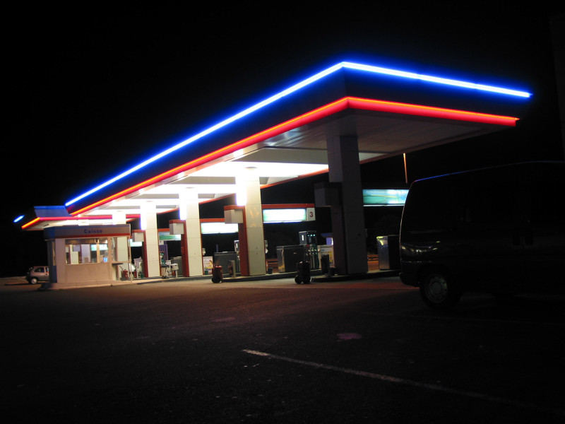 Gasolinera de noche