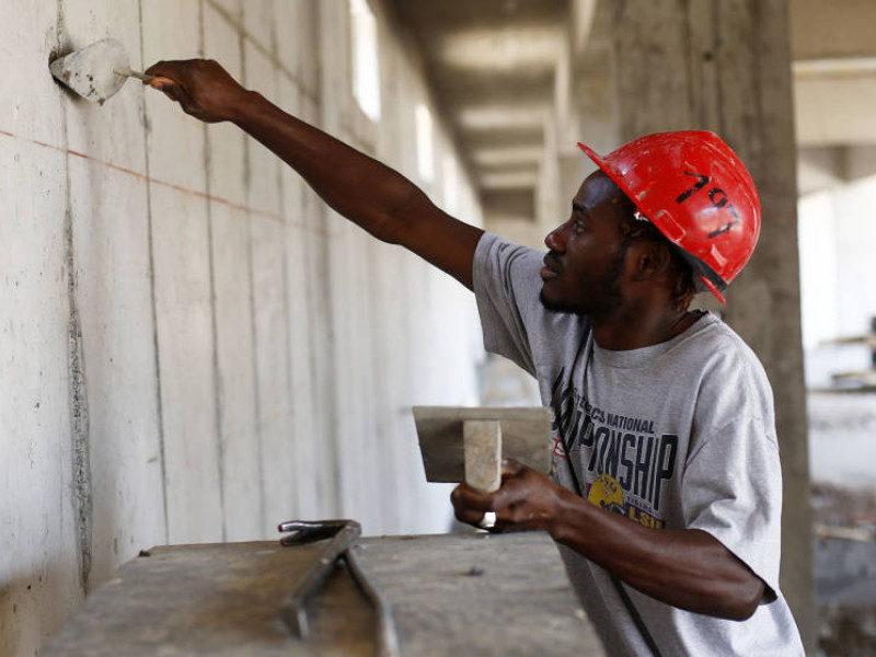 Imagen de archivo de un ciudadano extranjero en el sector de la construcción.