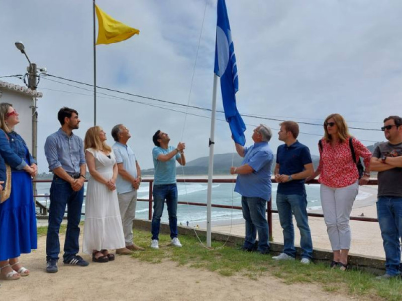 Foto de archivo del izado de una bandera azul en Ferrol