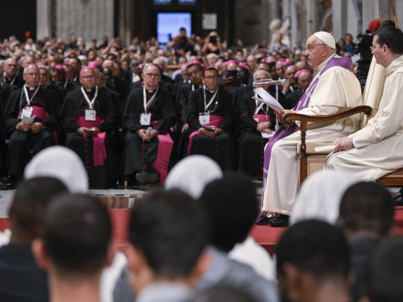 El Papa Francisco dirigiéndose al Sínodo