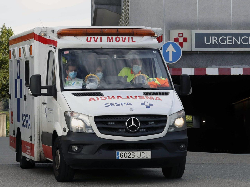 Una ambulancia, en el servicio de Urgencias de Cabueñes, en Gijón