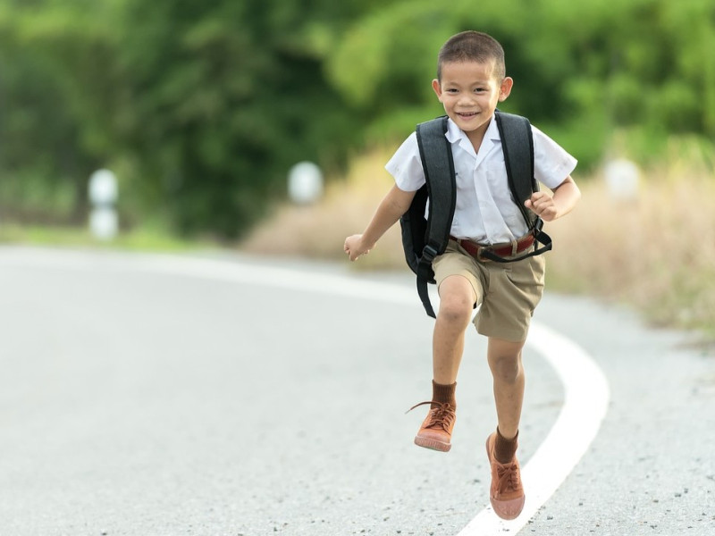 Un niño, camino del colegio