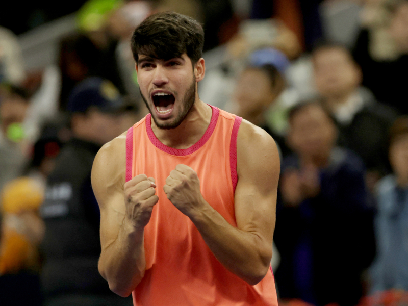 Alcaraz celebra su victoria sobre Sinner en la final de Pekín.