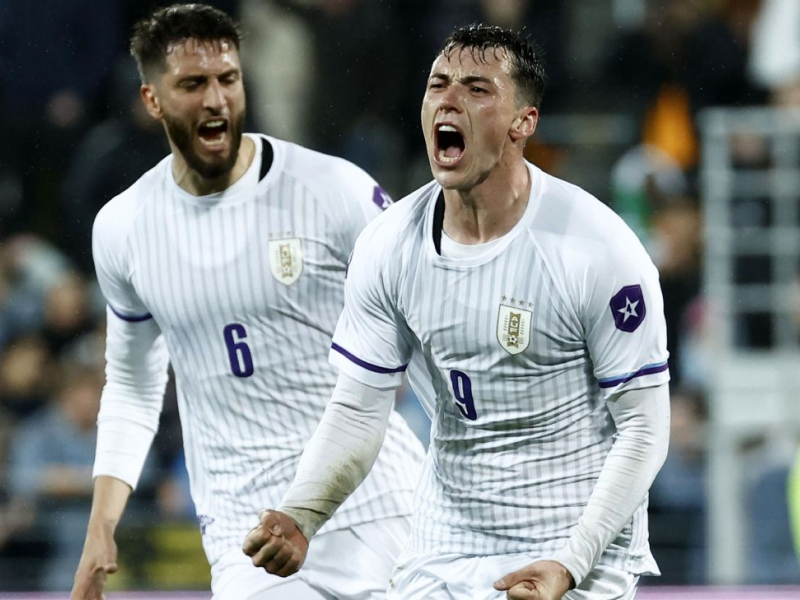 Fede Viñas celebra su primer gol con Uruguay.