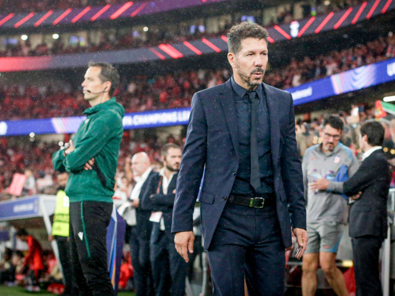 Diego Simeone na ławce rezerwowych Atlético de Madrid na stadionie Da Luz w Lizbonie