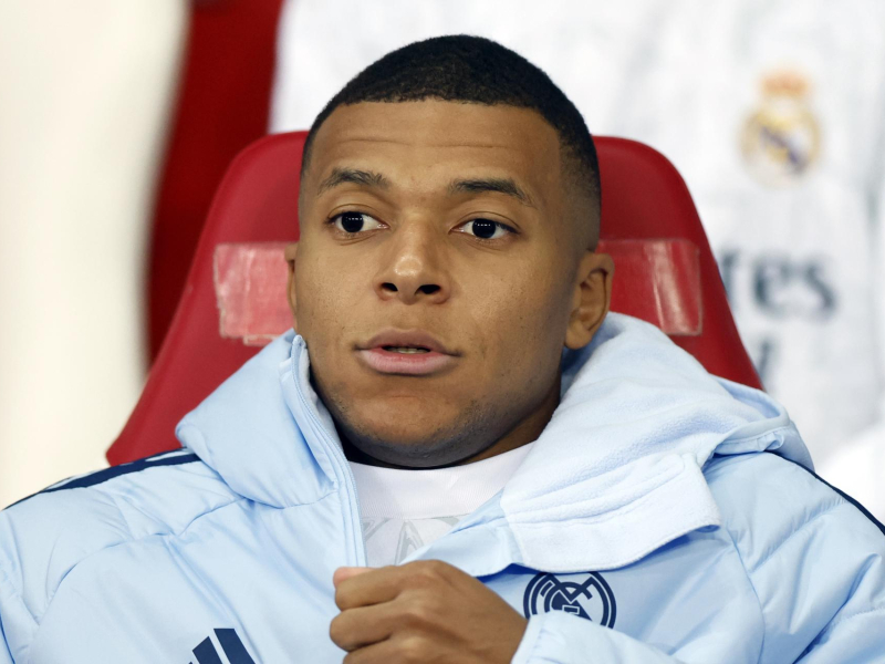 Kylian Mbappé duduk di bangku cadangan Real Madrid di Lille.