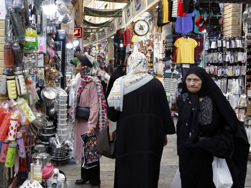 Iraníes compran en el bazar de Tajrish en Teherán