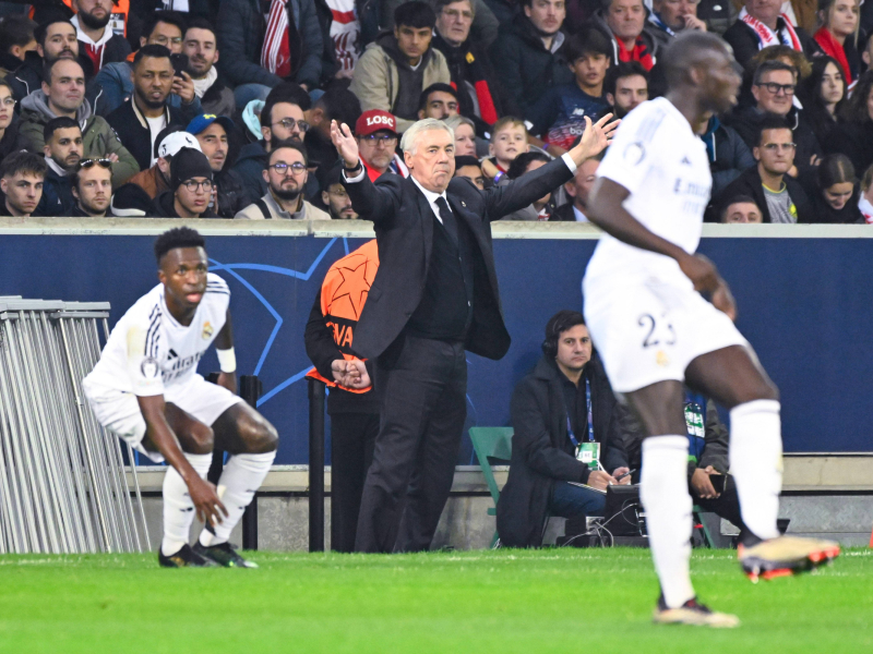 Carlo Ancelotti da instrucciones a sus jugadores en la derrota contra el Lille.