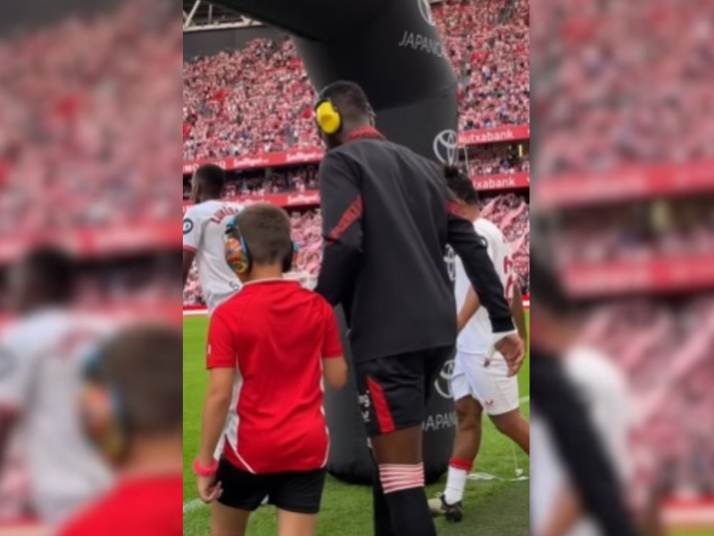 Iñaki Williams y niño con TEA