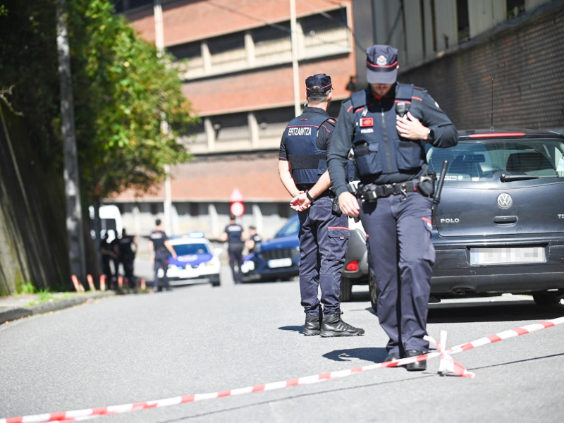 Agentes de la Ertzaintza en el operativo puesto en marcha tras la reyerta mortal de Barakaldo (Bizkaia)