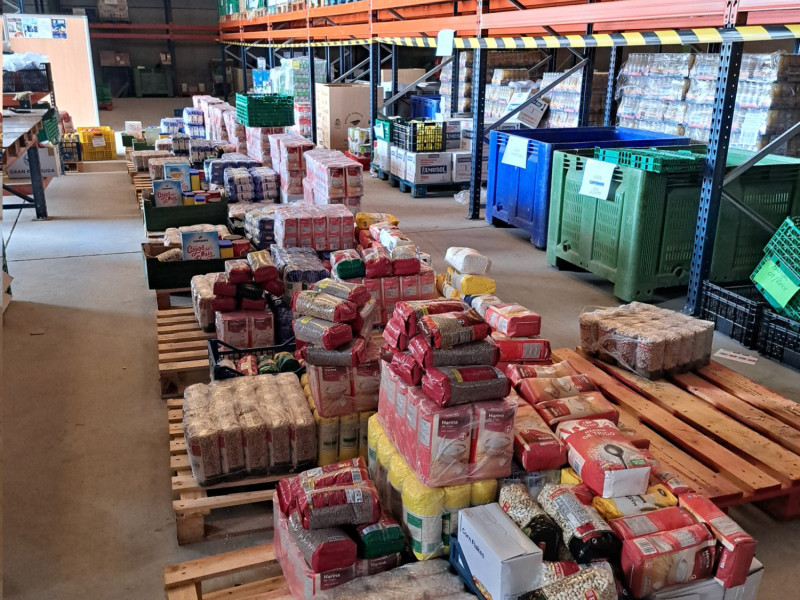 Alimentos apilados en el Banco de alimentos de Cartagena