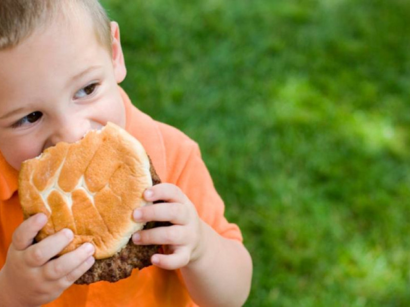 Niño comiendo